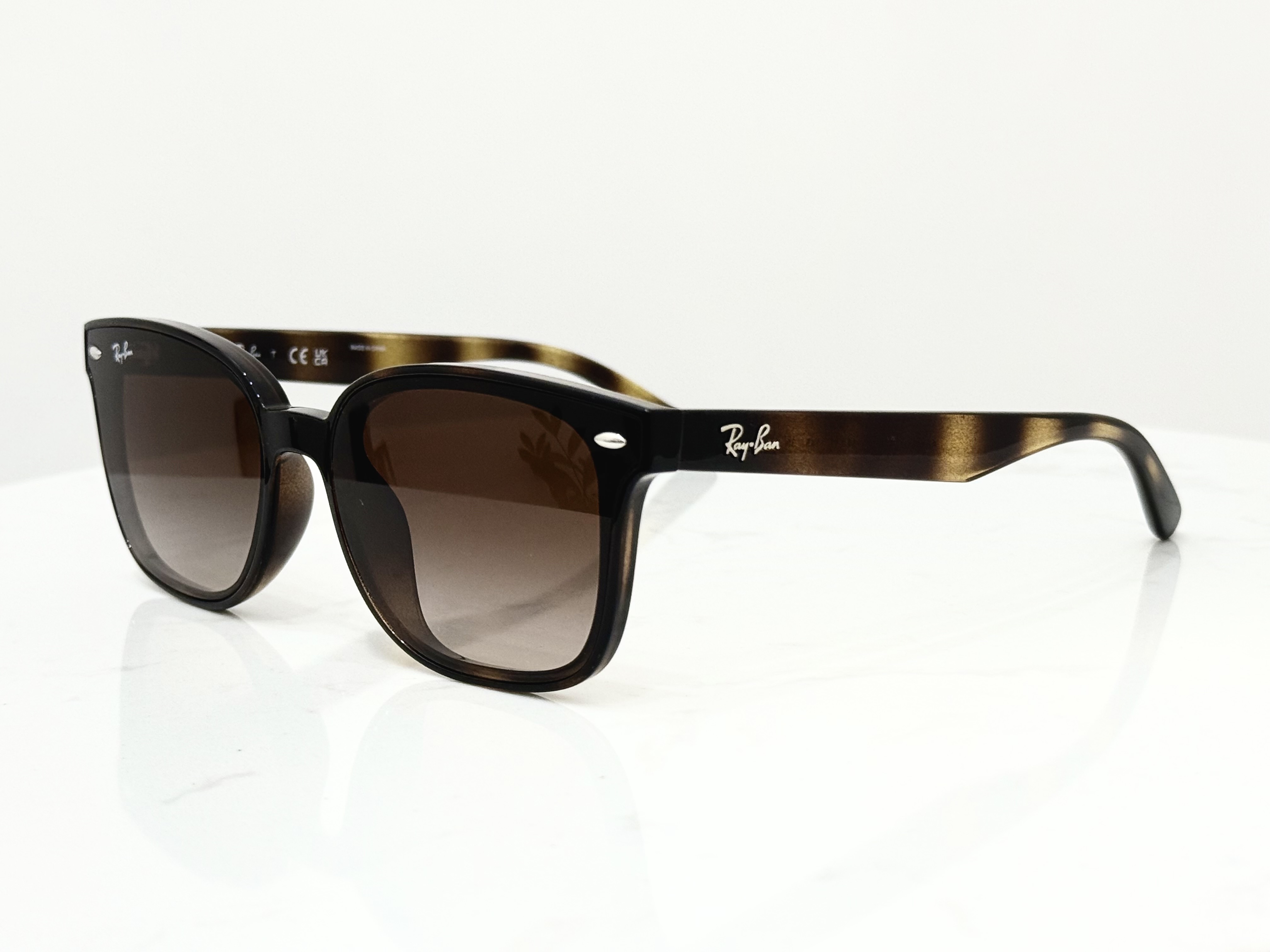 레이벤 RAYBAN RB4461D 유행 안타는 틴트 그라데이션 사각 플랫바 뿔테 선글라스 - 상세 이미지 4