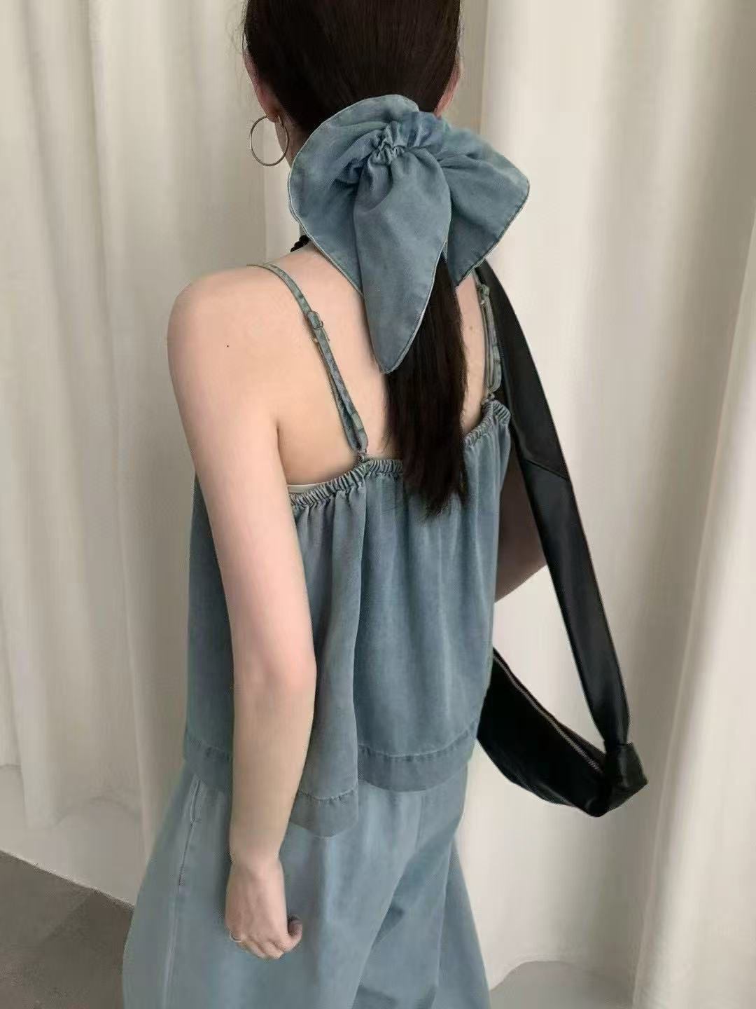 지뉴 데님 V넥 나시 스크런치 세트 | 여름 여성용 캐미솔 데일리 바캉스 탑 - 상세 이미지 4
