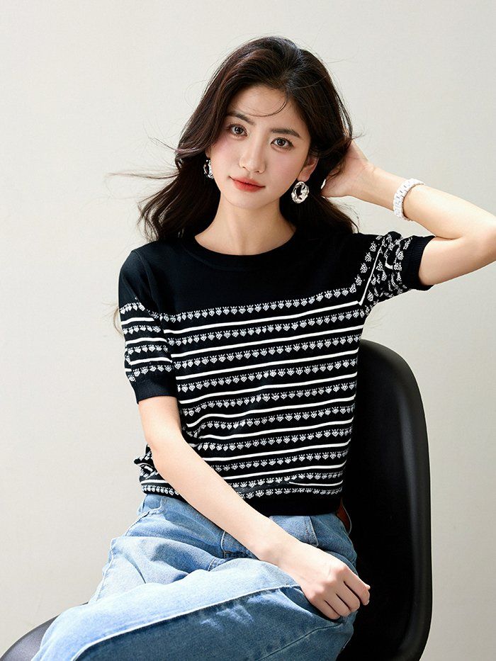 봄 여름 여성 슬림핏 에스닉 패턴 반팔 니트 페미닌룩 데일리룩 라운드넥 포인트 티셔츠 - 상세 이미지 4