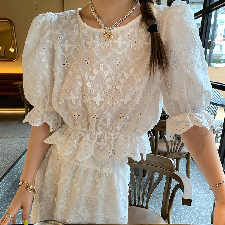 5부소매 펀칭 자수크롭블라우스 뒷리본포인트 봄여름 공주풍 레이스 예쁜 루즈핏 디자인 화이트 - 상품 이미지