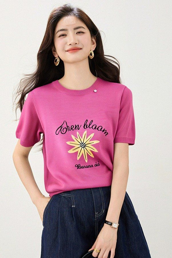 봄 여름 여성 슬림핏 플라워 레터링 반팔 니트 페미닌룩 데일리룩 라운드넥 자수 포인트 - 상세 이미지 2