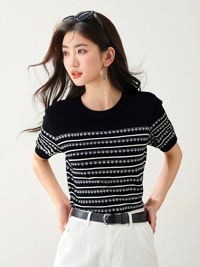 봄 여름 여성 슬림핏 에스닉 패턴 반팔 니트 페미닌룩 데일리룩 라운드넥 포인트 티셔츠 - 상세 이미지 3