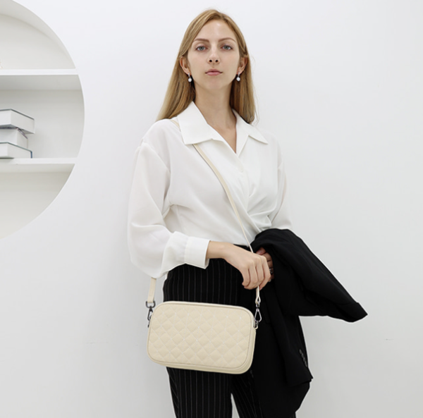 데일리 소가죽 퀼팅 크로스백 여성 숄더 미디백 HGSM7777GR 이미지 7