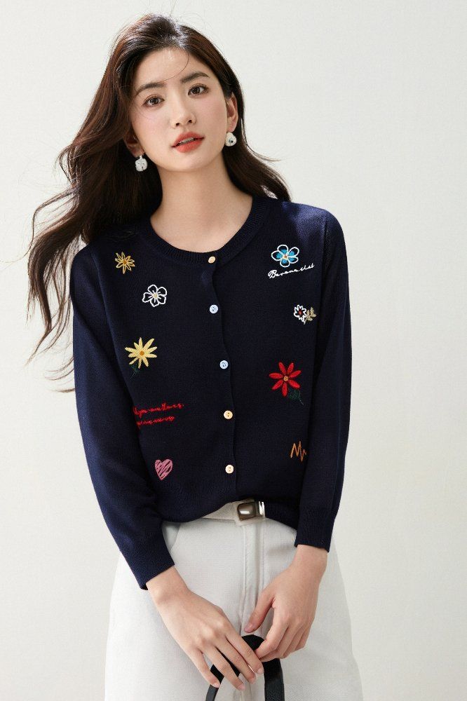 봄 여름 여성 루즈핏 플라워 자수 긴팔 가디건 페미닌룩 데일리룩 라운드넥 레터링 버튼 니트 - 상세 이미지 3