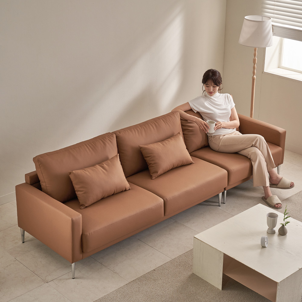 케이하우스홀드 모튼 4인용 가죽소파 쿠션감 좋은 모던디자인 호텔감각 패밀리 가족 거실 소파