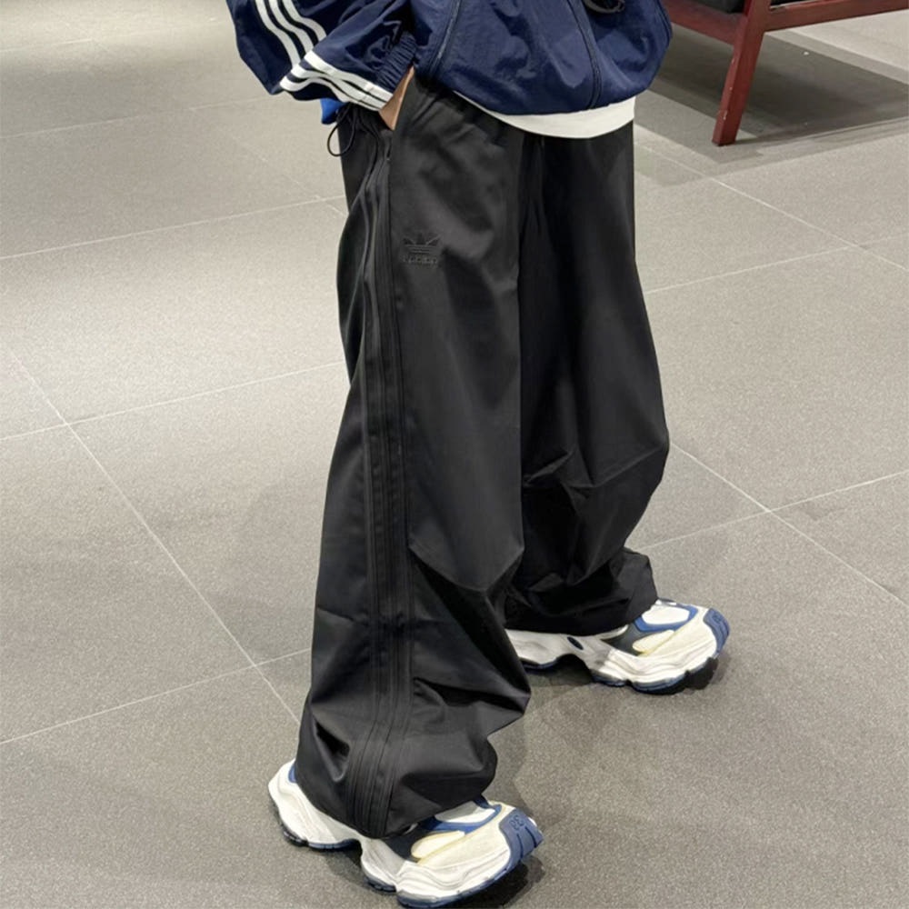 아디다스 오리지널 파라슈트 트랙 와이드 트레이닝 팬츠 블랙 IY2075