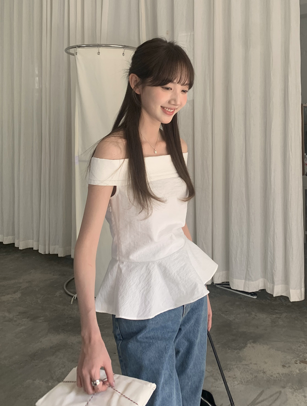 티나 오프숄더 밑단 프릴 플레어 여름 하객룩 블라우스 (3color) 이미지 6