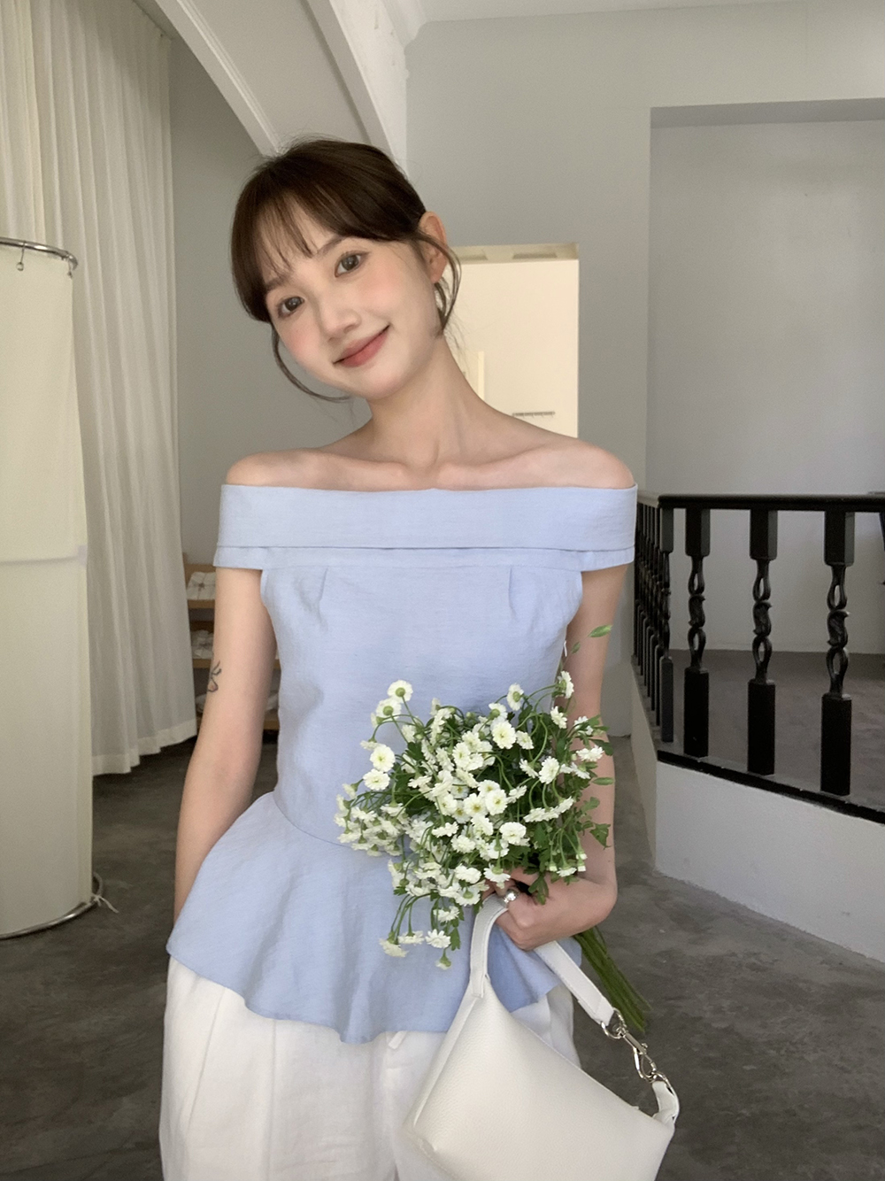 티나 오프숄더 밑단 프릴 플레어 여름 하객룩 블라우스 (3color) - 상품 이미지