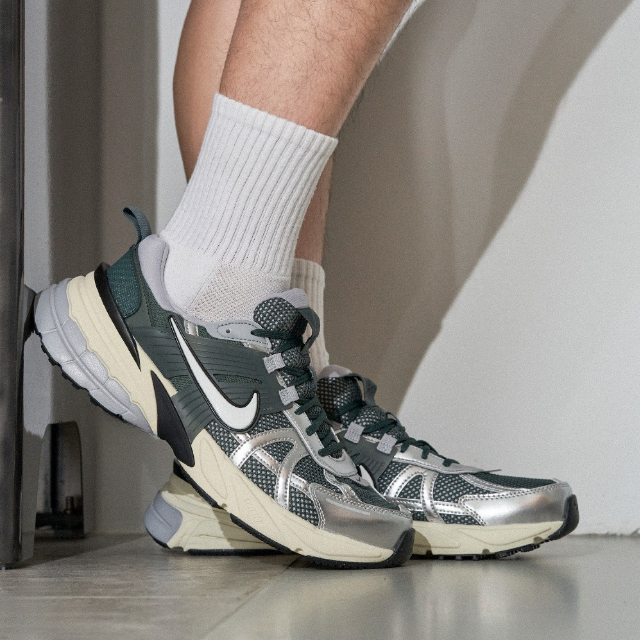 나이키 V2K 런 테크 키높이운동화 메탈릭 빈티지 그린, 270