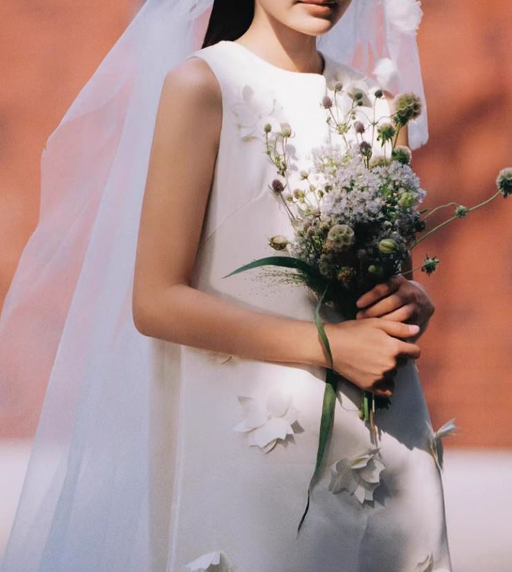 화이트 미니웨딩드레스 플라워포인트 미니멀 셀프웨딩 촬영용 A라인 숏드레스 - 상세 이미지 3