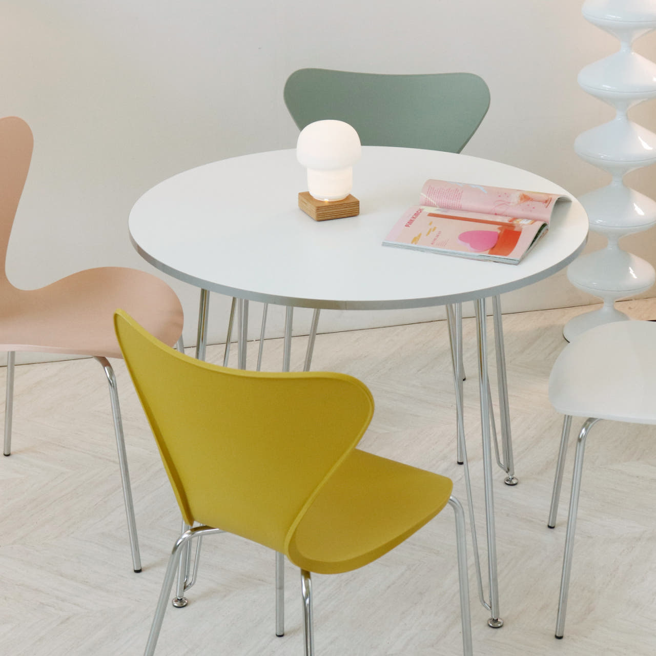 (국내제작)모아나 미드센츄리모던 실버엣지 화이트 식탁 원형테이블 900