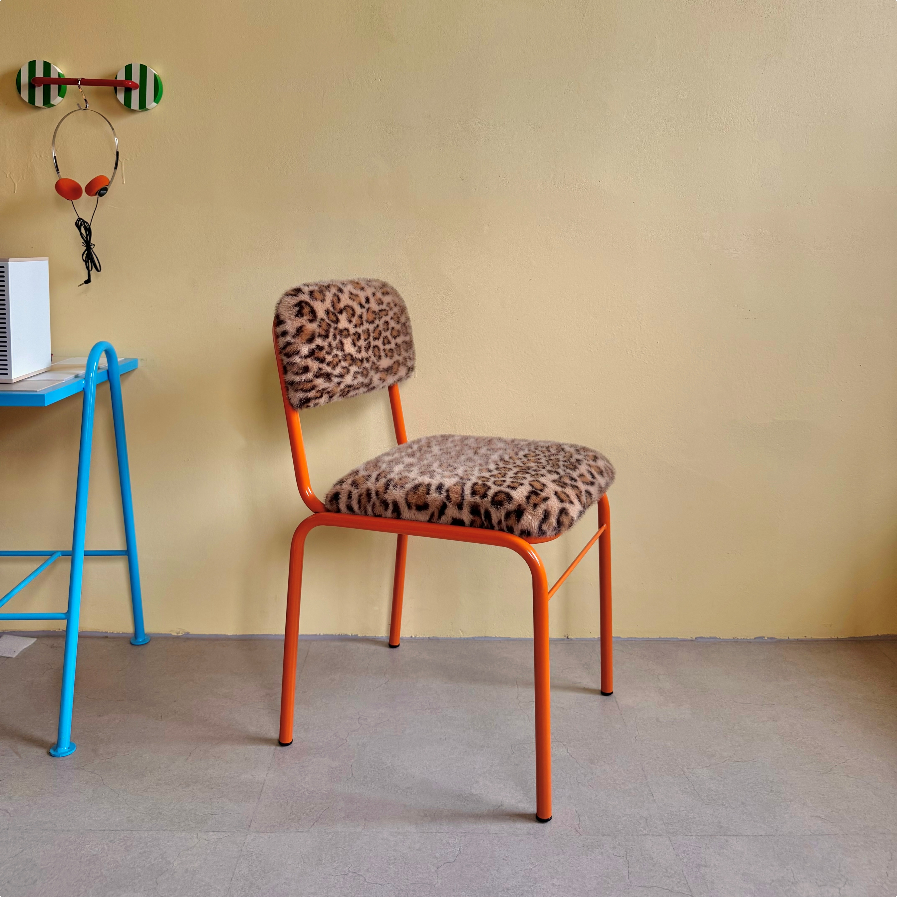 텐더 카페 인테리어의자 미드센츄리 빈티지 철제 레오파드 패브릭