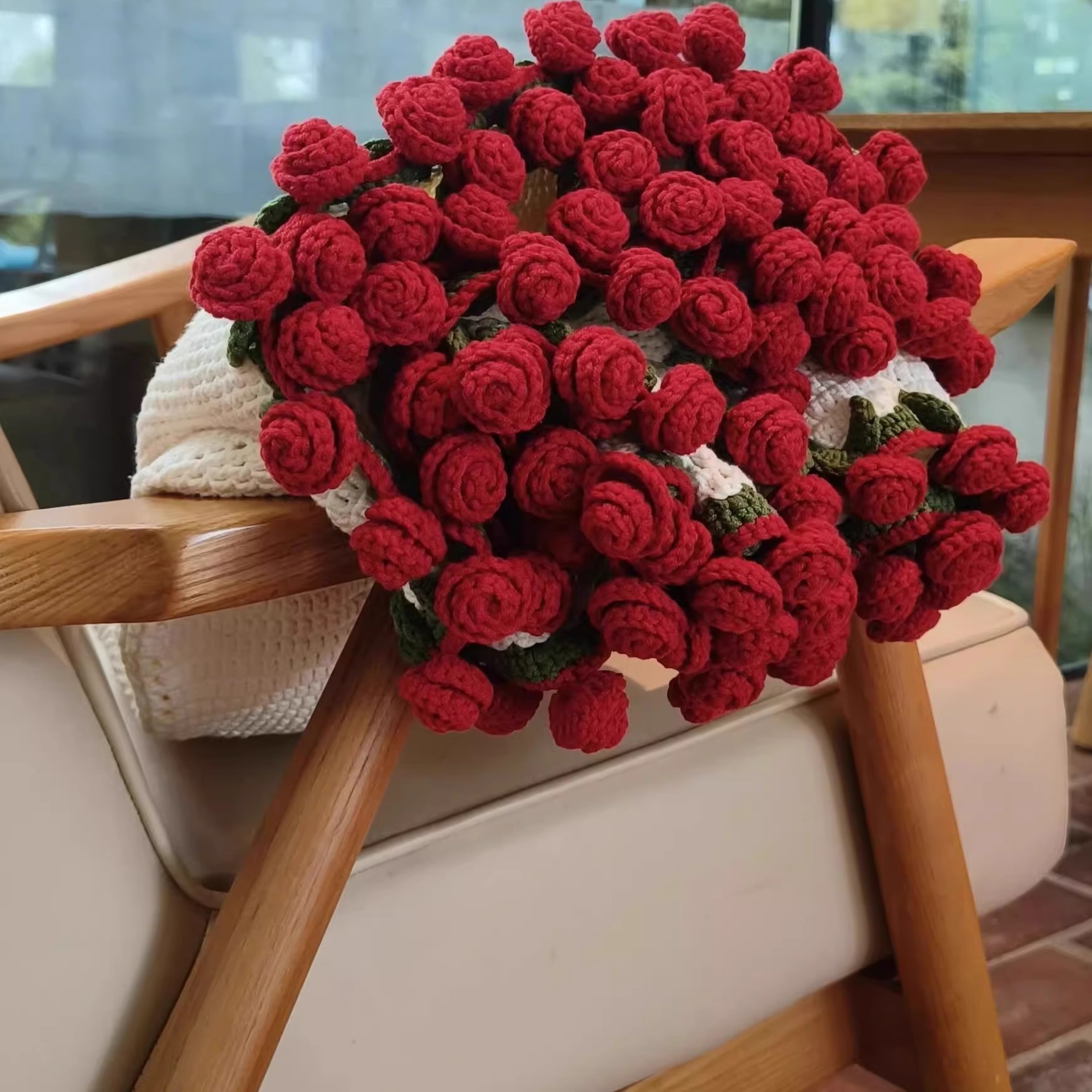 꽃다발담요 수제 뜨개질 블랭킷 완제품 꽃다발 낮잠 무릎담요 레드 장미 60cm 화이트 - 상품 이미지