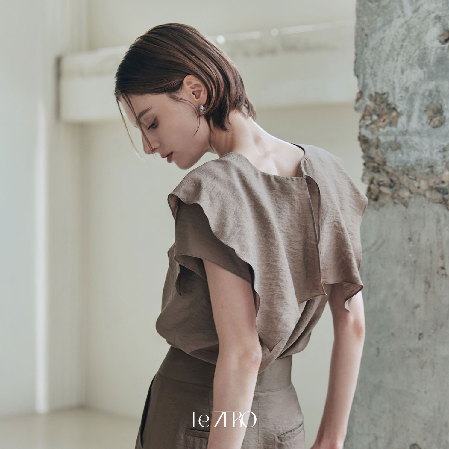 [제로스트릿] 르제로 플로웨어 프릴 블라우스 LeZERO FLOW WEAR FRILL BLOUSE / COOL BROWN - 상세 이미지 2