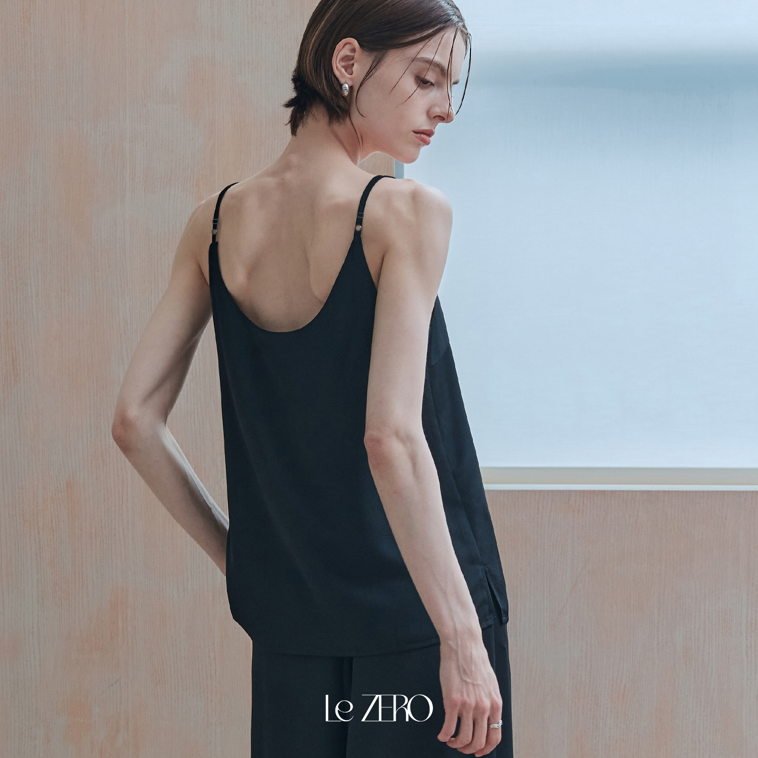 [제로스트릿] [2컬러] 르제로 실키 브이넥 슬리브리스 LeZERO SILKY V-NECK SLEEVELESS - 상세 이미지 3