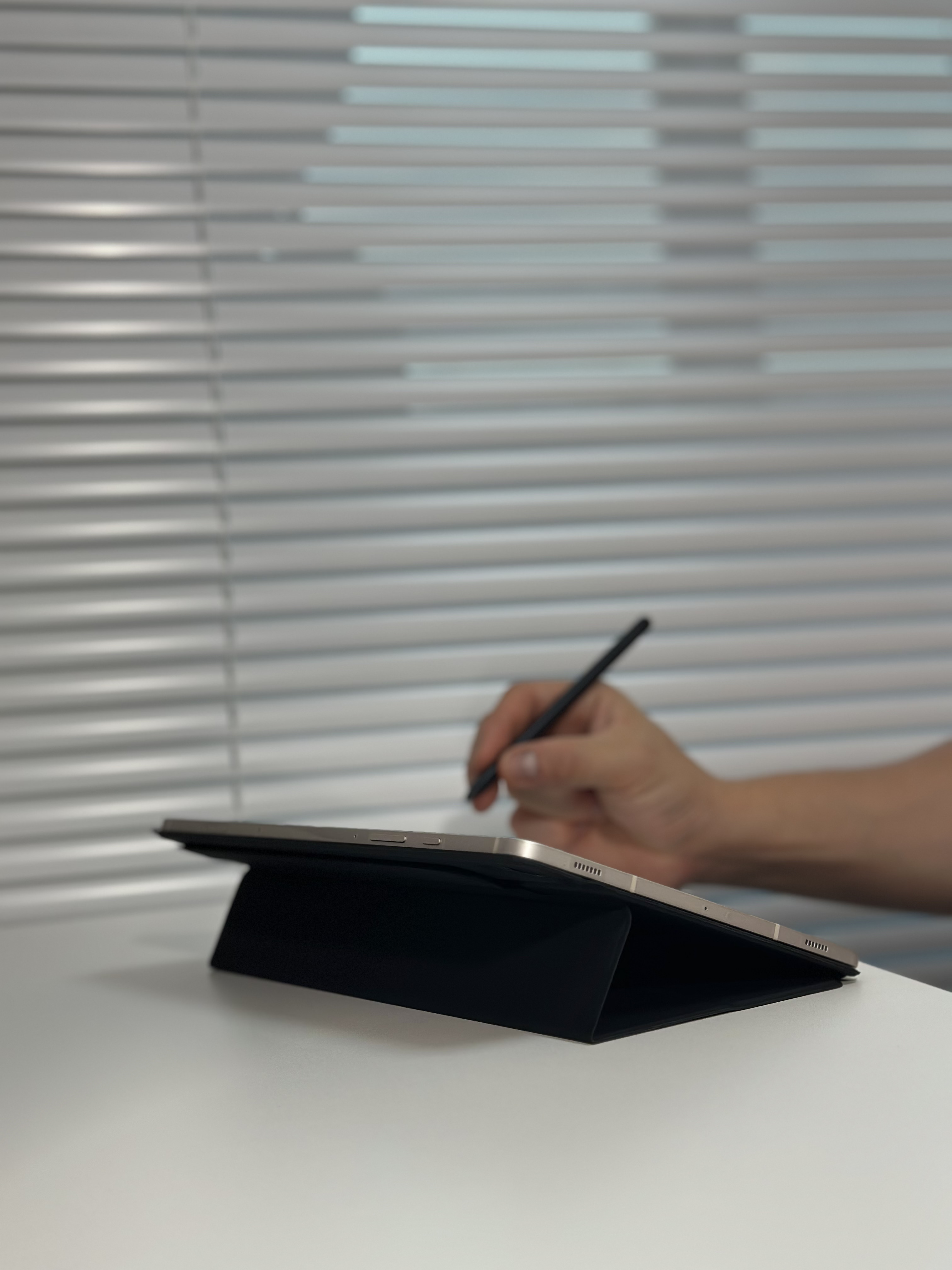 모키보 프리앵글 SLIM 각도조절이 되는 아이패드케이스 거치대 커버 펜슬수납 마그네틱 - 프로11인치 - 상세 이미지 5