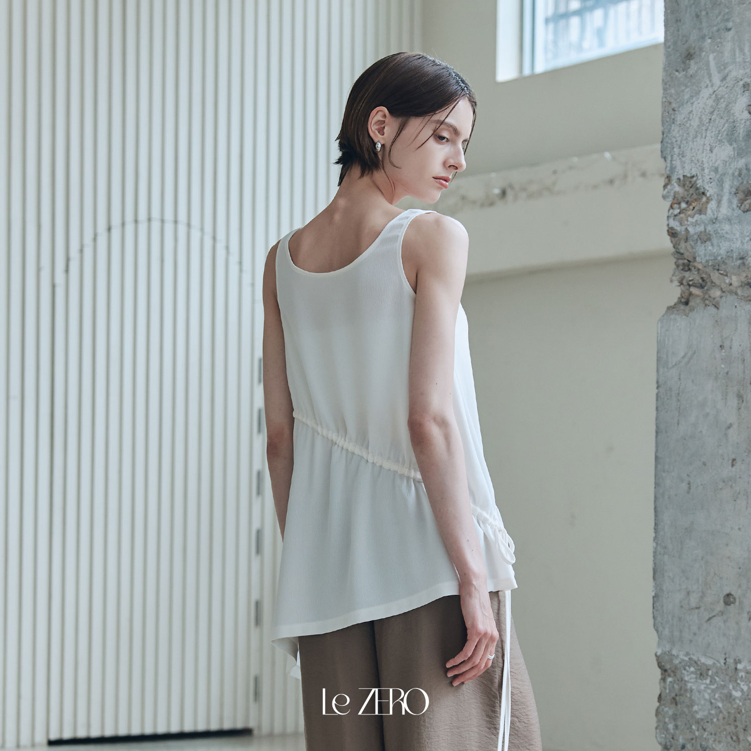 [제로스트릿] 르제로 플레어 언발란스 슬리브리스 LeZERO FLARE UNBALANCE SLEEVELESS / IVORY - 상세 이미지 3