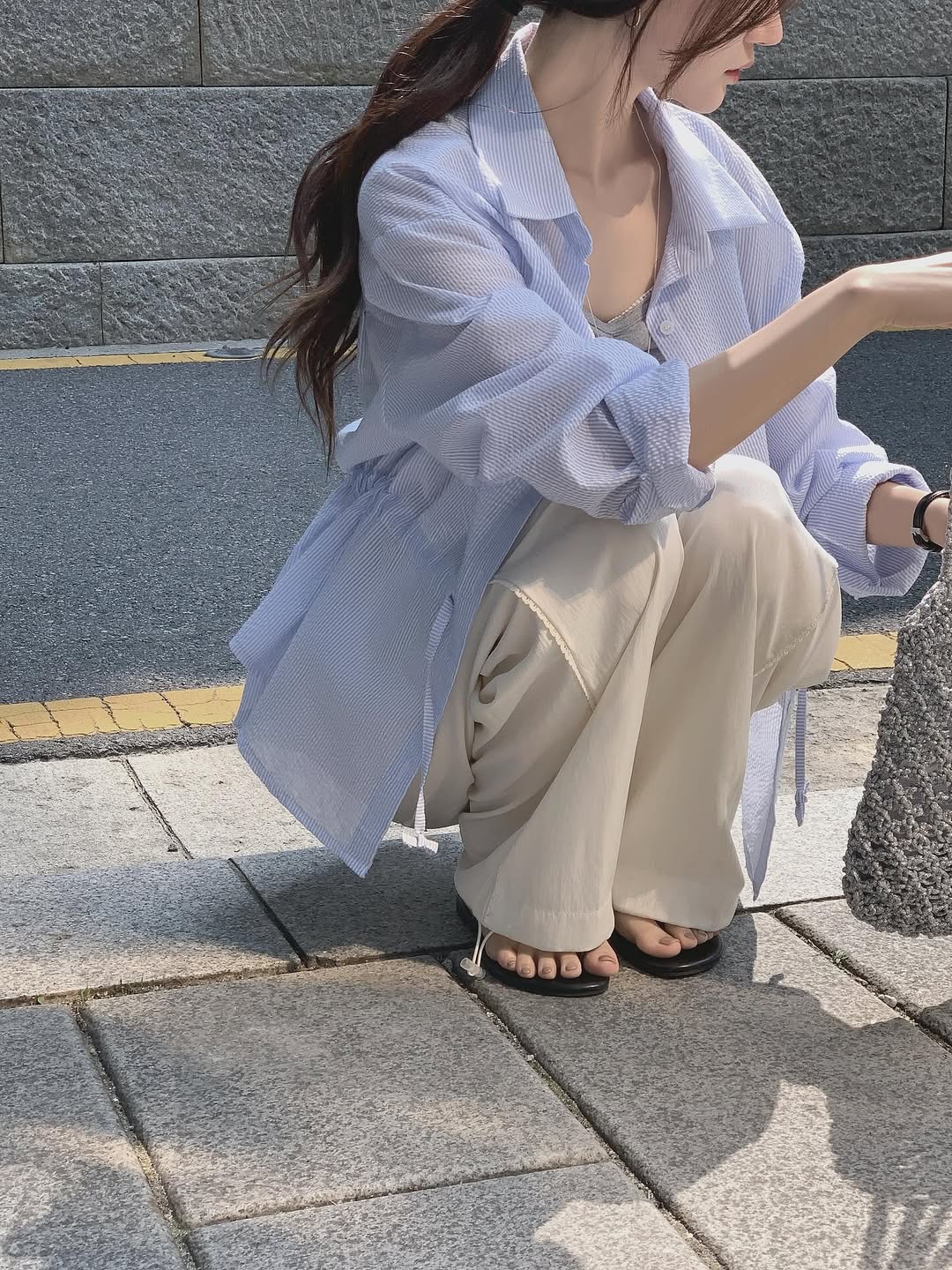 오버무드 시어서커 스트라이프 오버핏 스트링 라인 얇은 장마 살안타템 긴팔 셔츠 2color - 메인 이미지