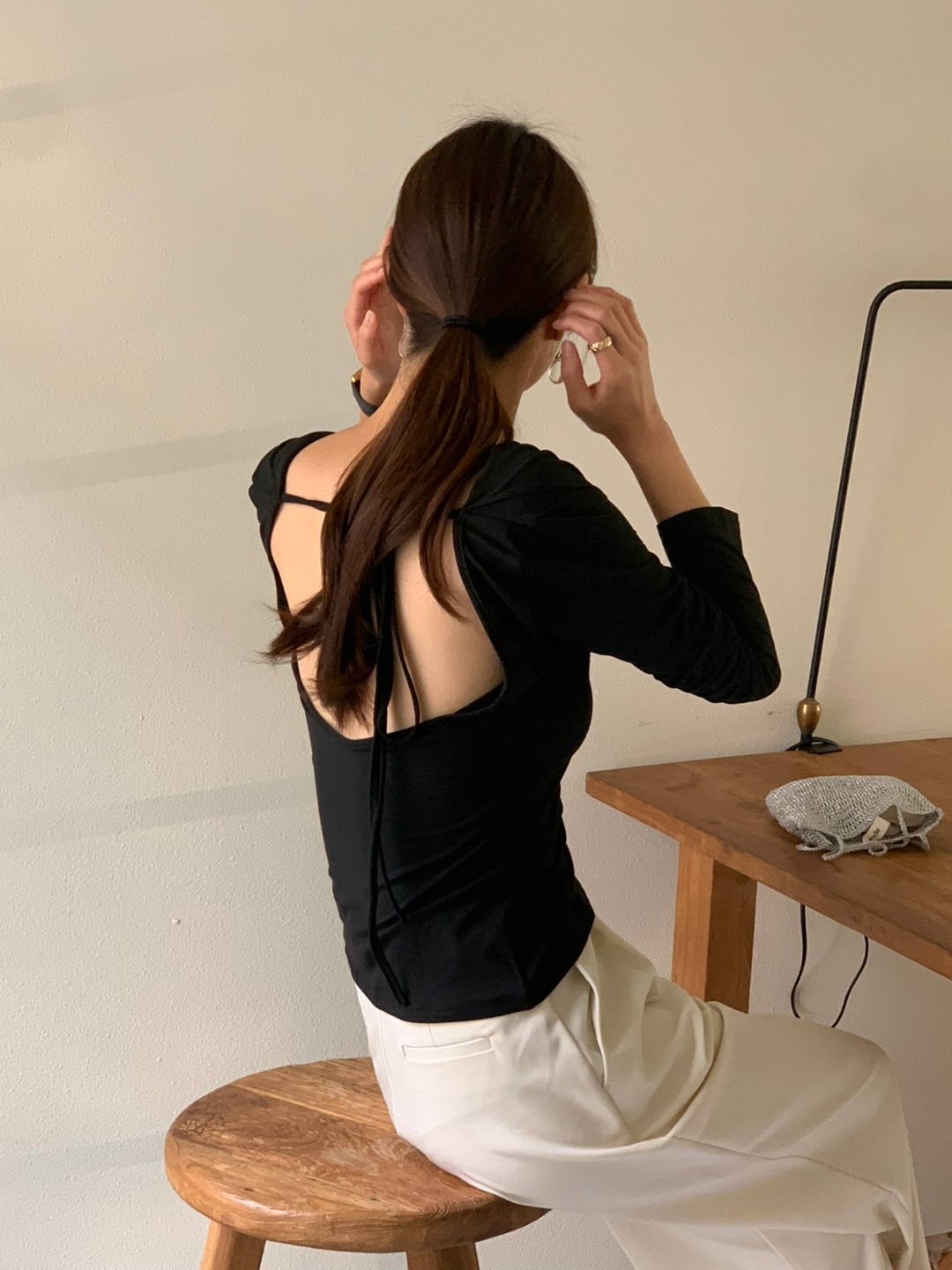 포우라 여성 백리스 오프숄더 백리스 셔링 티셔츠 - 상세 이미지 2