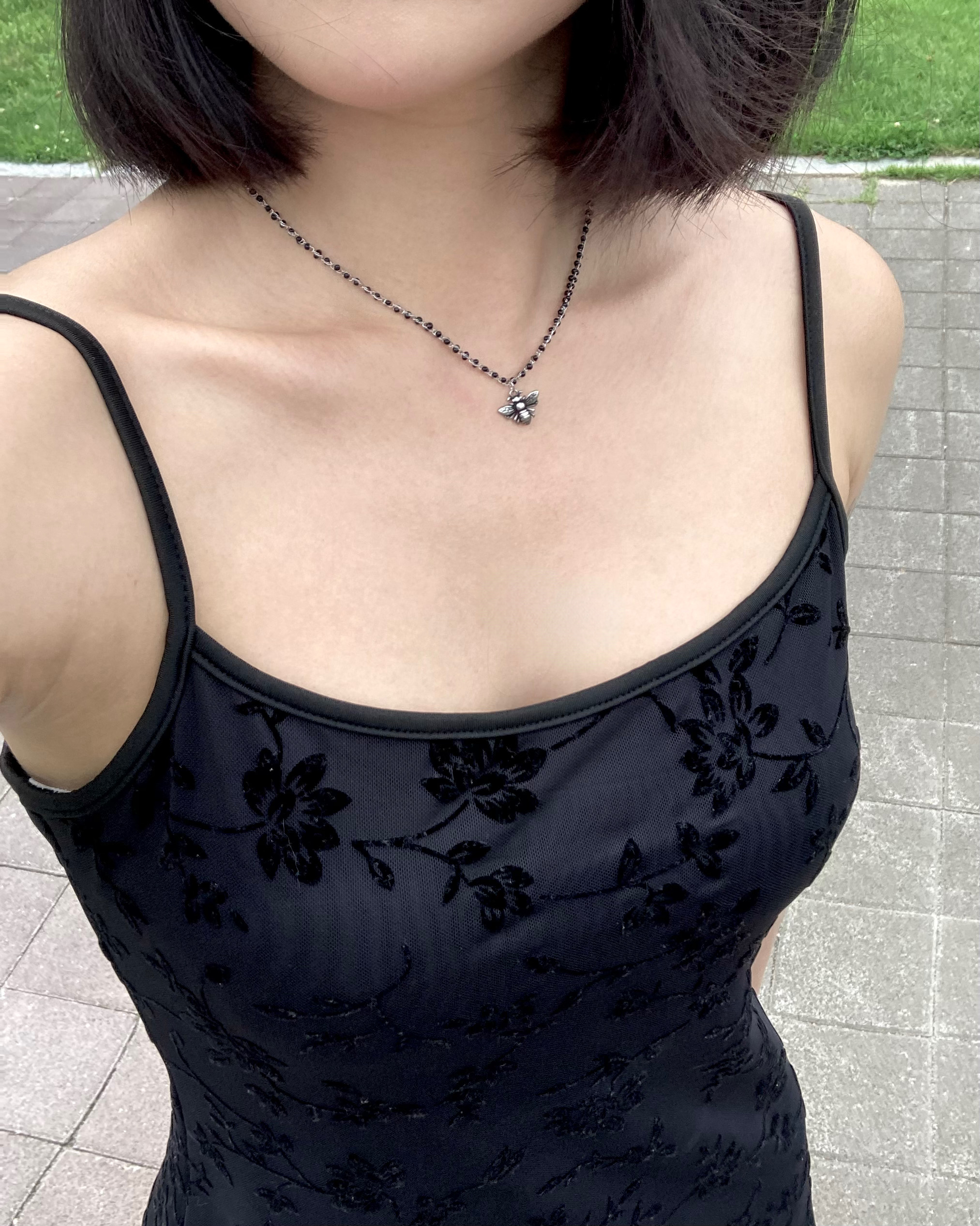 이유진 써지컬 블랙비 글로우 벌 목걸이 - 상품 이미지