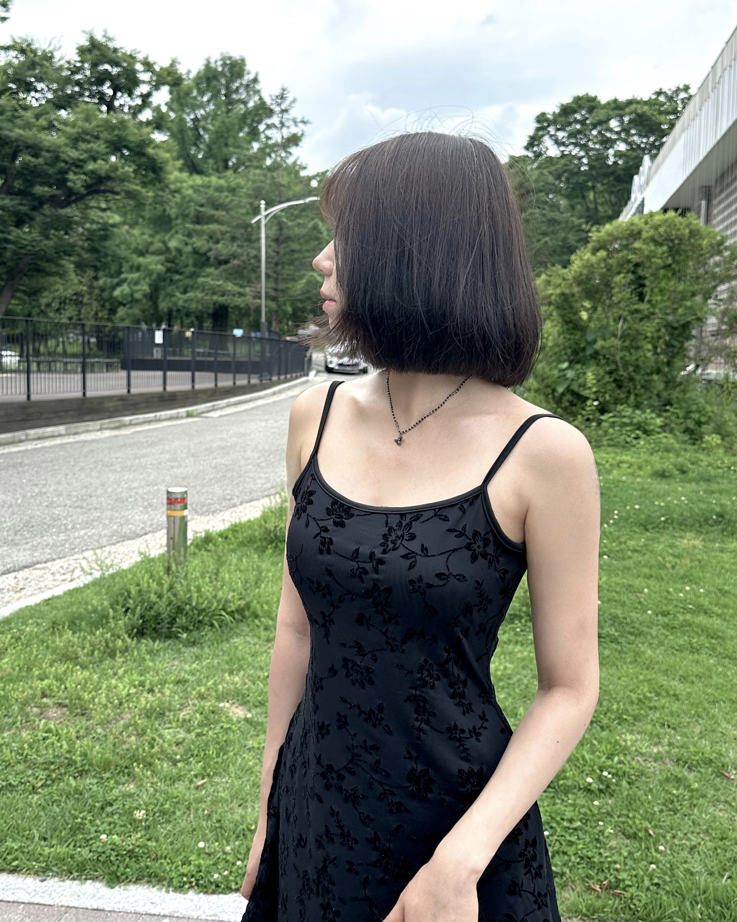 이유진 써지컬 블랙비 글로우 벌 목걸이 - 상세 이미지 3