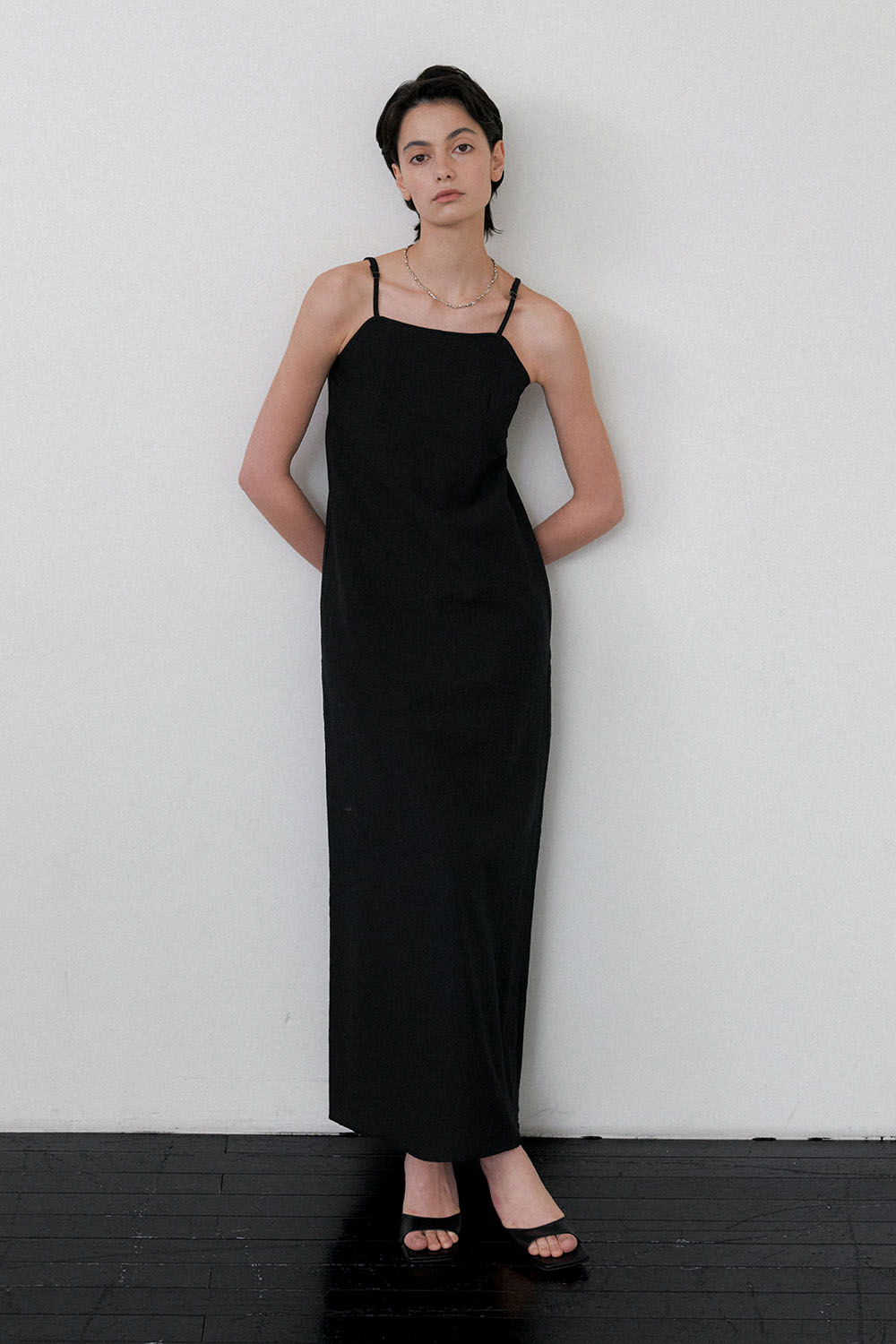 Crease Sleeveless Long Dress Black - 상품 이미지