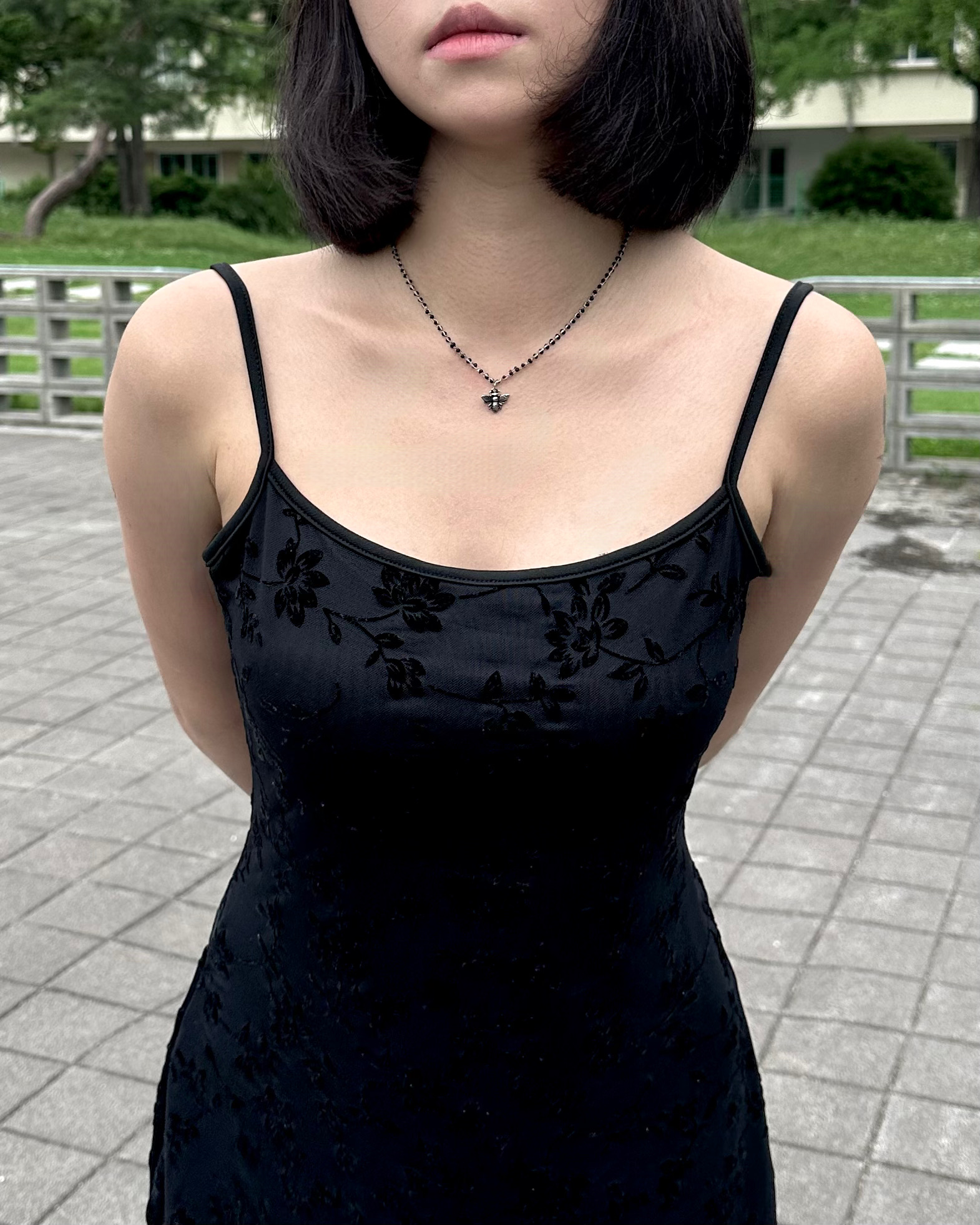 이유진 써지컬 블랙비 글로우 벌 목걸이 - 상세 이미지 2