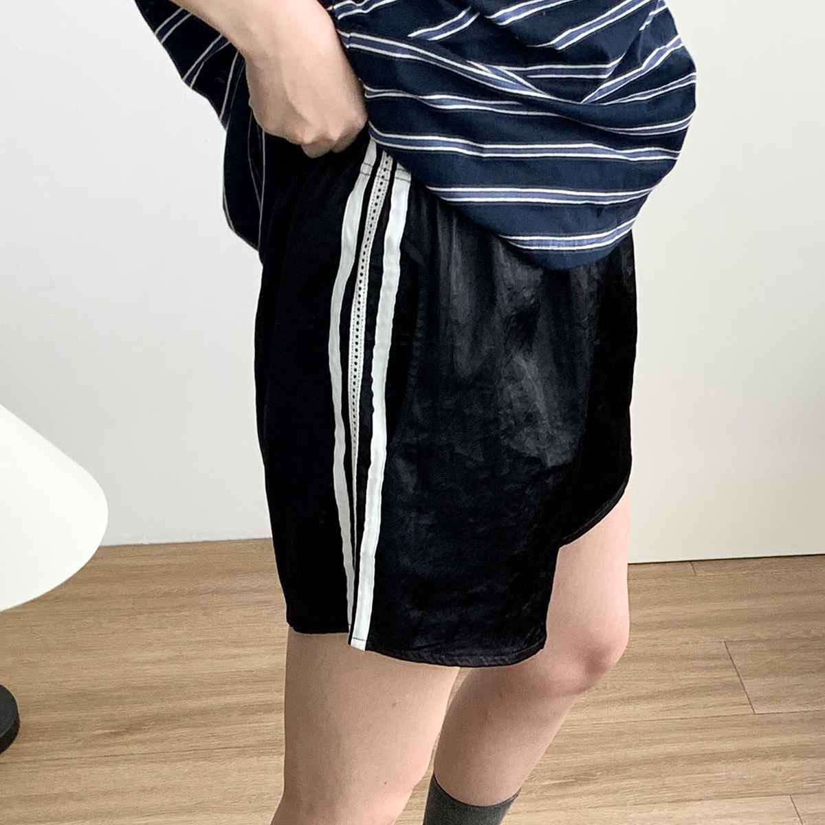 [블랙당일] 레이스 트랙쇼츠 새틴 3부 4부 밴딩 라인 러닝 숏팬츠 웨어링무드 (3c) - 상품 이미지