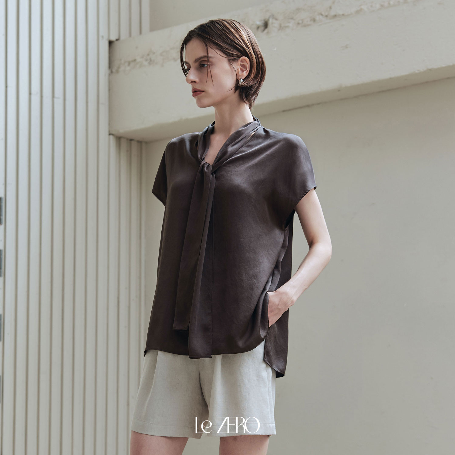 [제로스트릿] 르제로 글로우 타이 블라우스 LeZERO GLOW TIE BLOUSE / PLUM BROWN - 상품 이미지