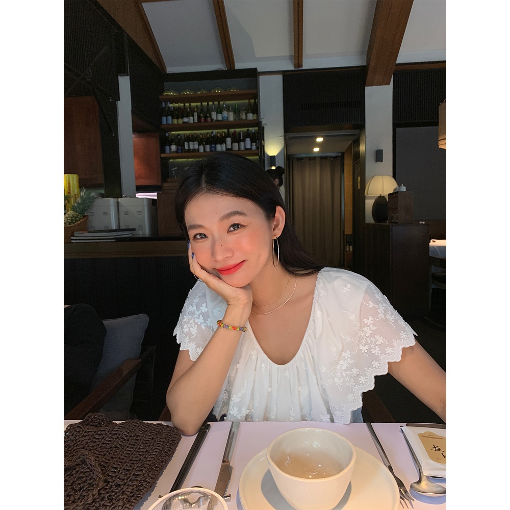 브이넥 빅레이스카라 프릴블라우스 나비꽃자수 면린넨혼방 고급소재 슬림핏 여름 화이트 - 상세 이미지 2