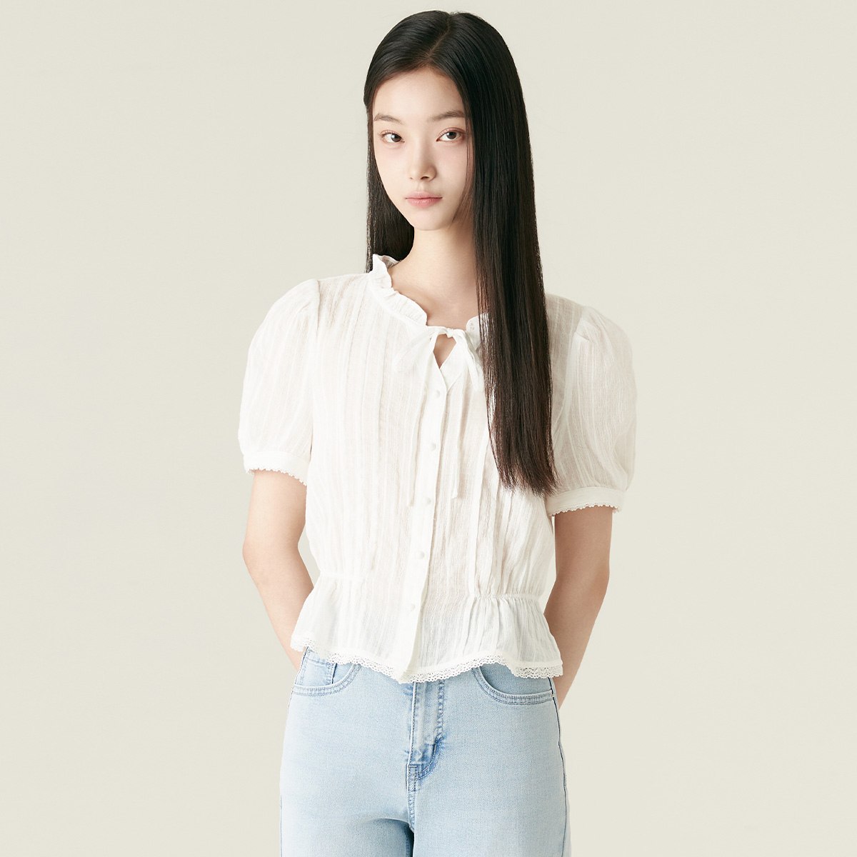 로엠 프릴 넥 반팔 블라우스 RMBLF37RT3 - 메인 이미지