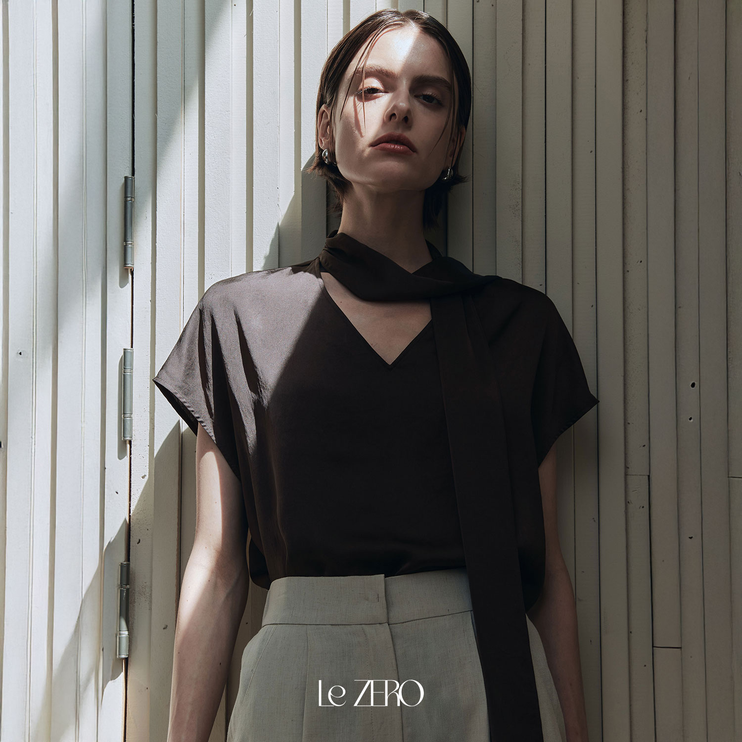 [제로스트릿] 르제로 글로우 타이 블라우스 LeZERO GLOW TIE BLOUSE / PLUM BROWN - 상세 이미지 3