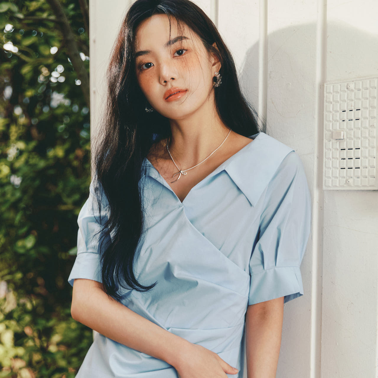 로엠 오픈카라 랩 블라우스 RMBLF25R99 - 상품 이미지