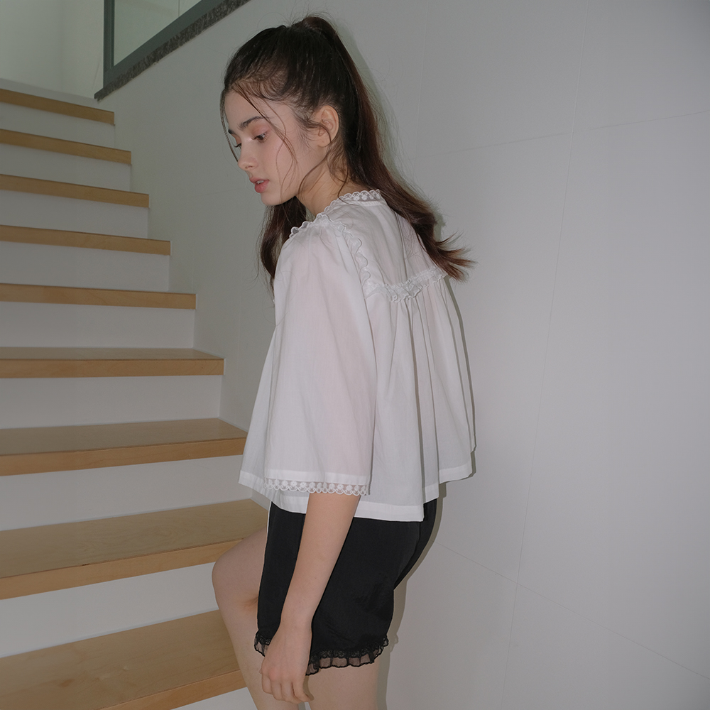 DIANA LACE TRIM RIBBON TIE CROP BLOUSE (WH) - 상세 이미지 2