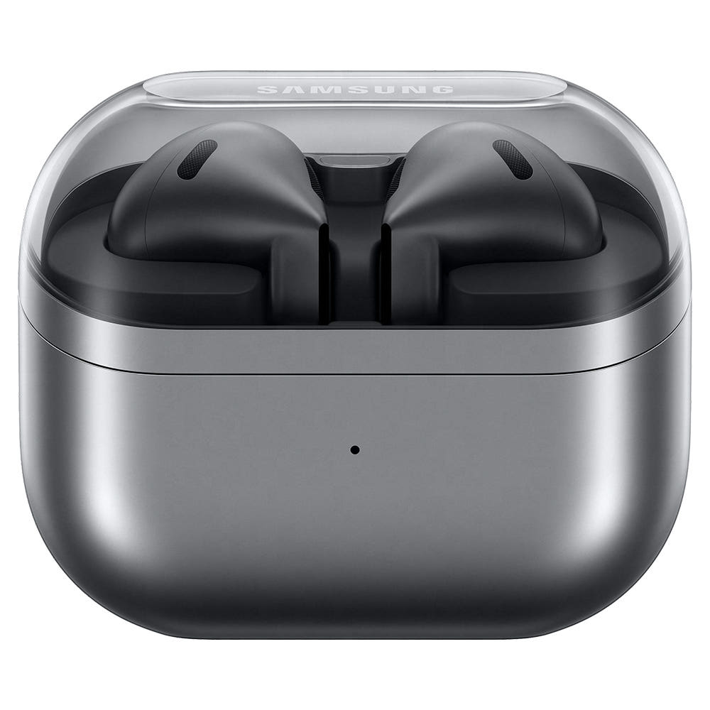 갤럭시 버즈3 케이스를 든 모습