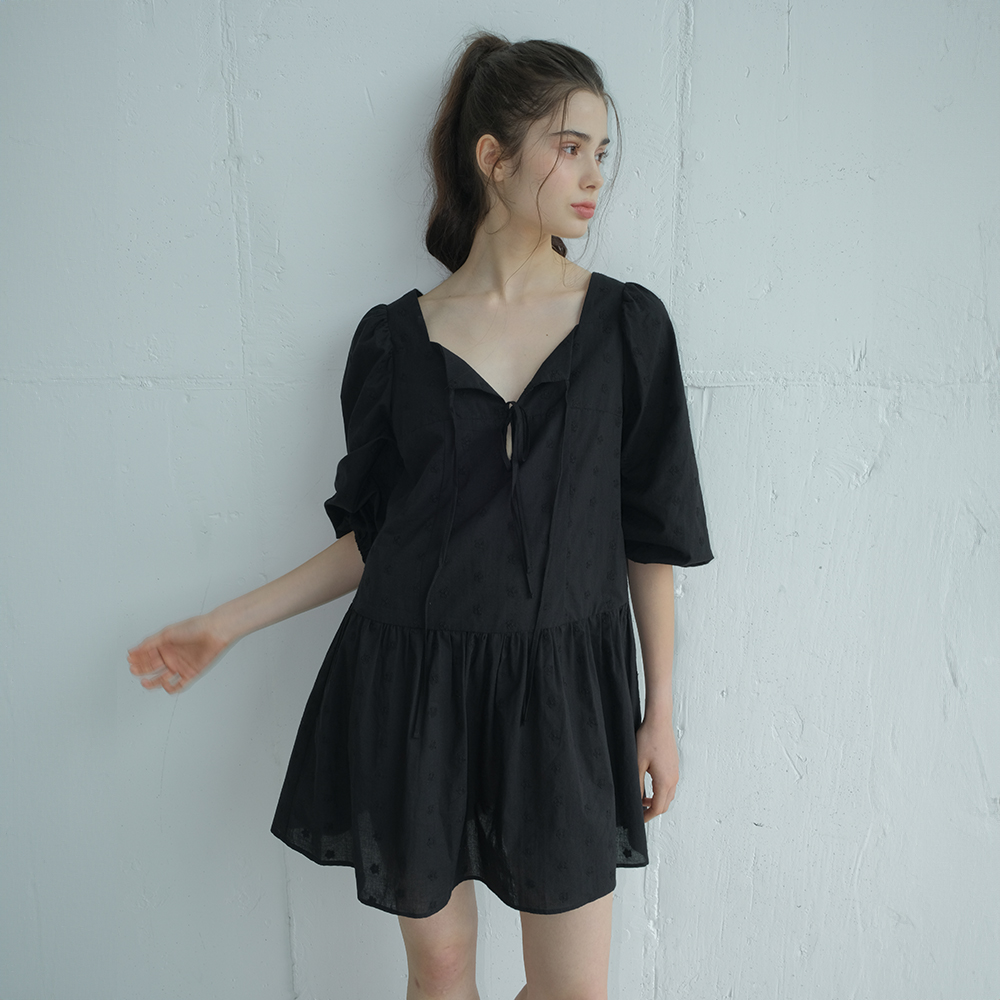 FLOWER EMBROIDERY RIBBON TIE DRESS (BLACK) - 상세 이미지 4