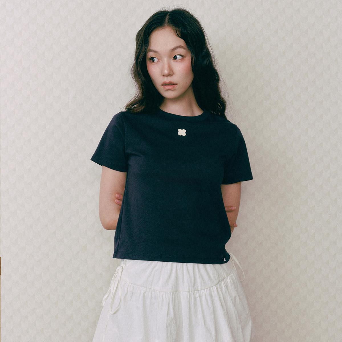 [로엠 X 드롭드롭드롭] 크롭 자수 티셔츠 RMHWF37RT5 - 상세 이미지 4