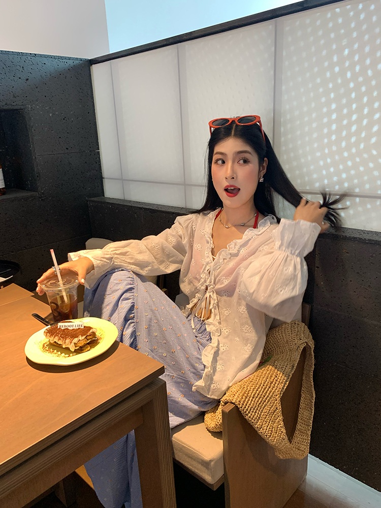 브이넥 프릴포인트 긴팔블라우스 펀칭 꽃자수 프렌치 디자인 루즈핏 순면 얇은 여름 스타일 - 상세 이미지 3