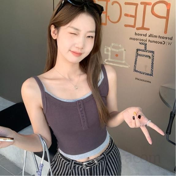 봄 여름 여성 슬림핏 U넥 페이크레이어드 버튼 배색 크롭 민소매 나시 티셔츠 면혼방 0906 - 상품 이미지