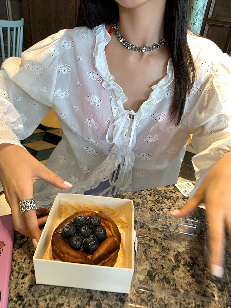 브이넥 프릴포인트 긴팔블라우스 펀칭 꽃자수 프렌치 디자인 루즈핏 순면 얇은 여름 스타일 - 상세 이미지 4