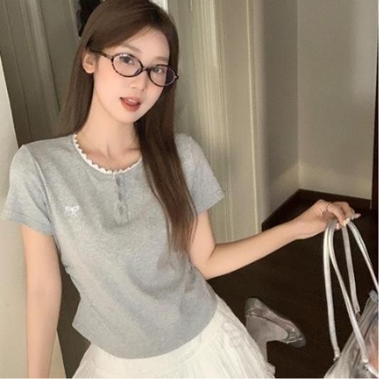 봄 여름 여성 슬림핏 라운드넥 레이스 앞버튼 리본자수 면스판 반팔 티셔츠 데일리룩 캐주얼 1803 - 상품 이미지
