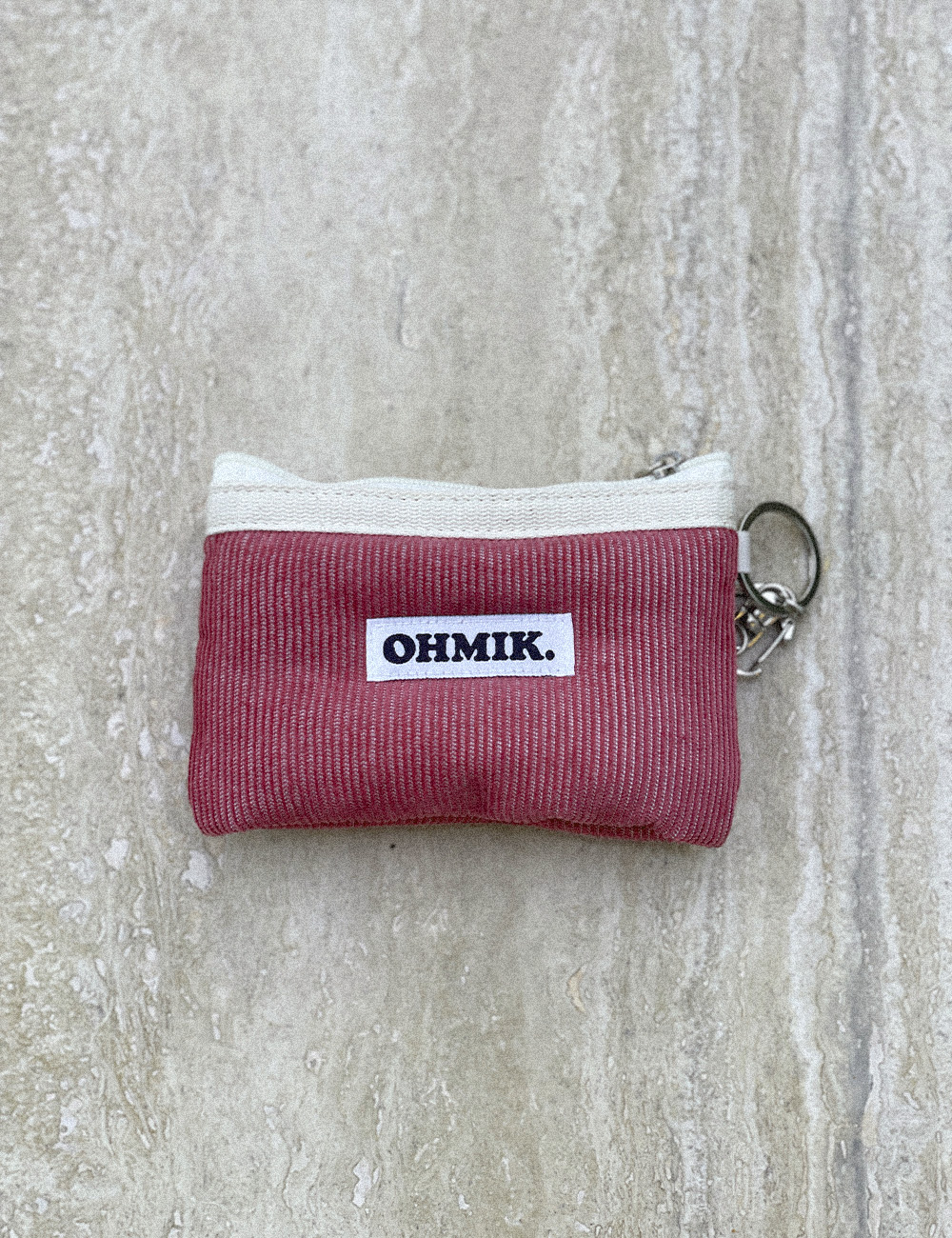OHMIK. 오미크 패디드 파우치 키링 카드 동전 여행 지갑 코듀로이 플럼 - 메인 이미지