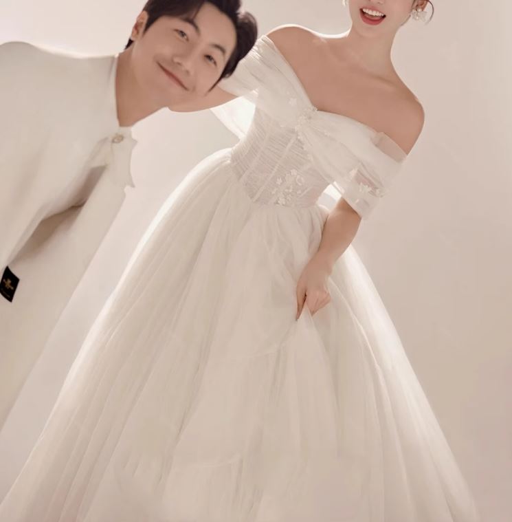 웨딩촬영 본식드레스 로맨틱 튤 오프숄더 A라인 여신핏 결혼식 드레스 - 상세 이미지 2