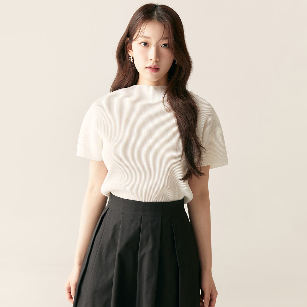 로엠 플리츠 티셔츠 RMHWF23R15 - 메인 이미지