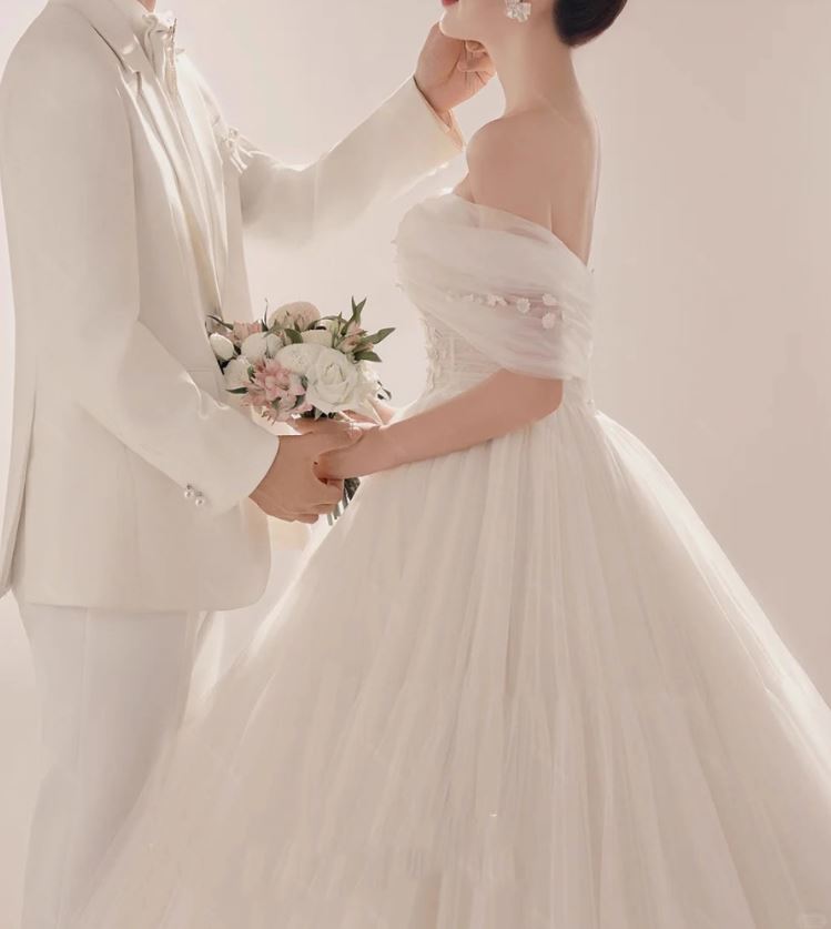 웨딩촬영 본식드레스 로맨틱 튤 오프숄더 A라인 여신핏 결혼식 드레스 - 상세 이미지 3