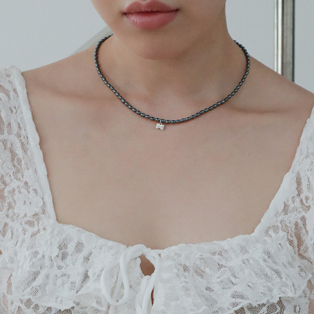 헤머타이트 보우 참 목걸이 Hematite Bow Charm Necklace - 상품 이미지