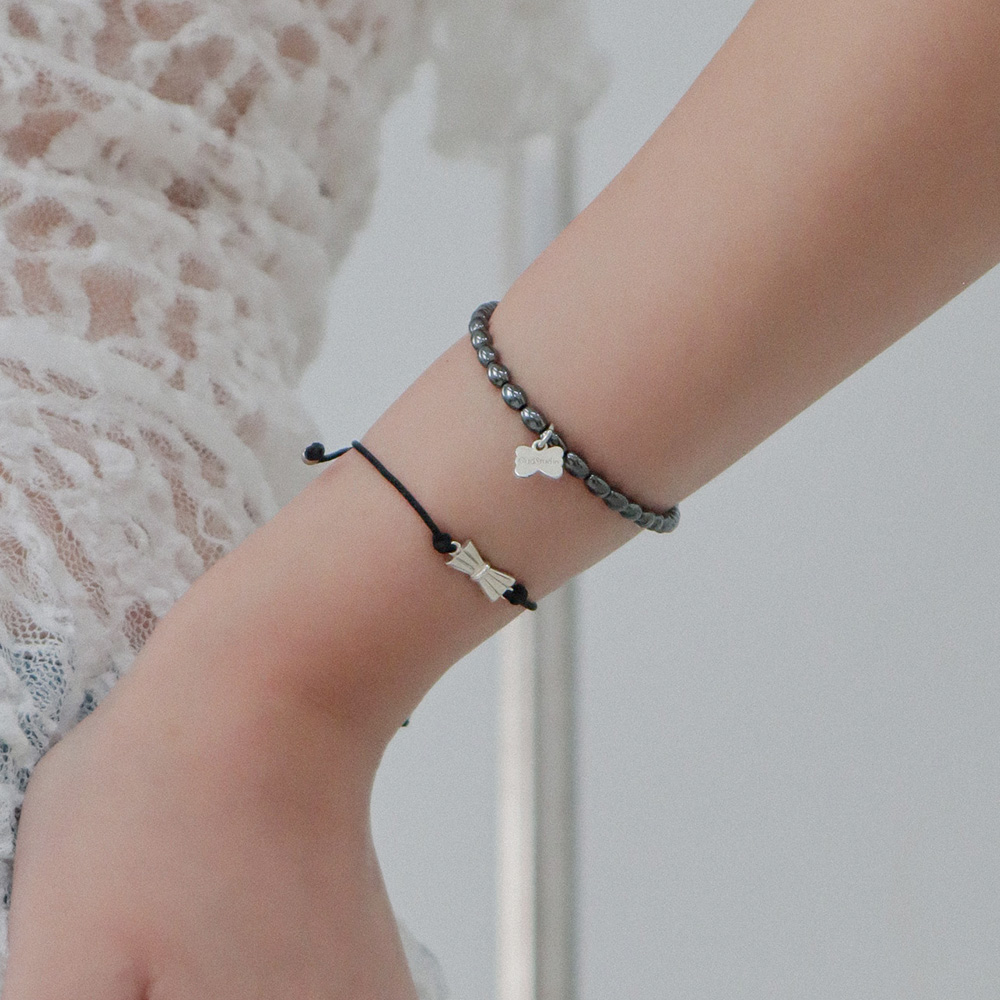 헤머타이트 보우 참 브레이슬릿 Hematite Bow Charm Bracelet - 메인 이미지