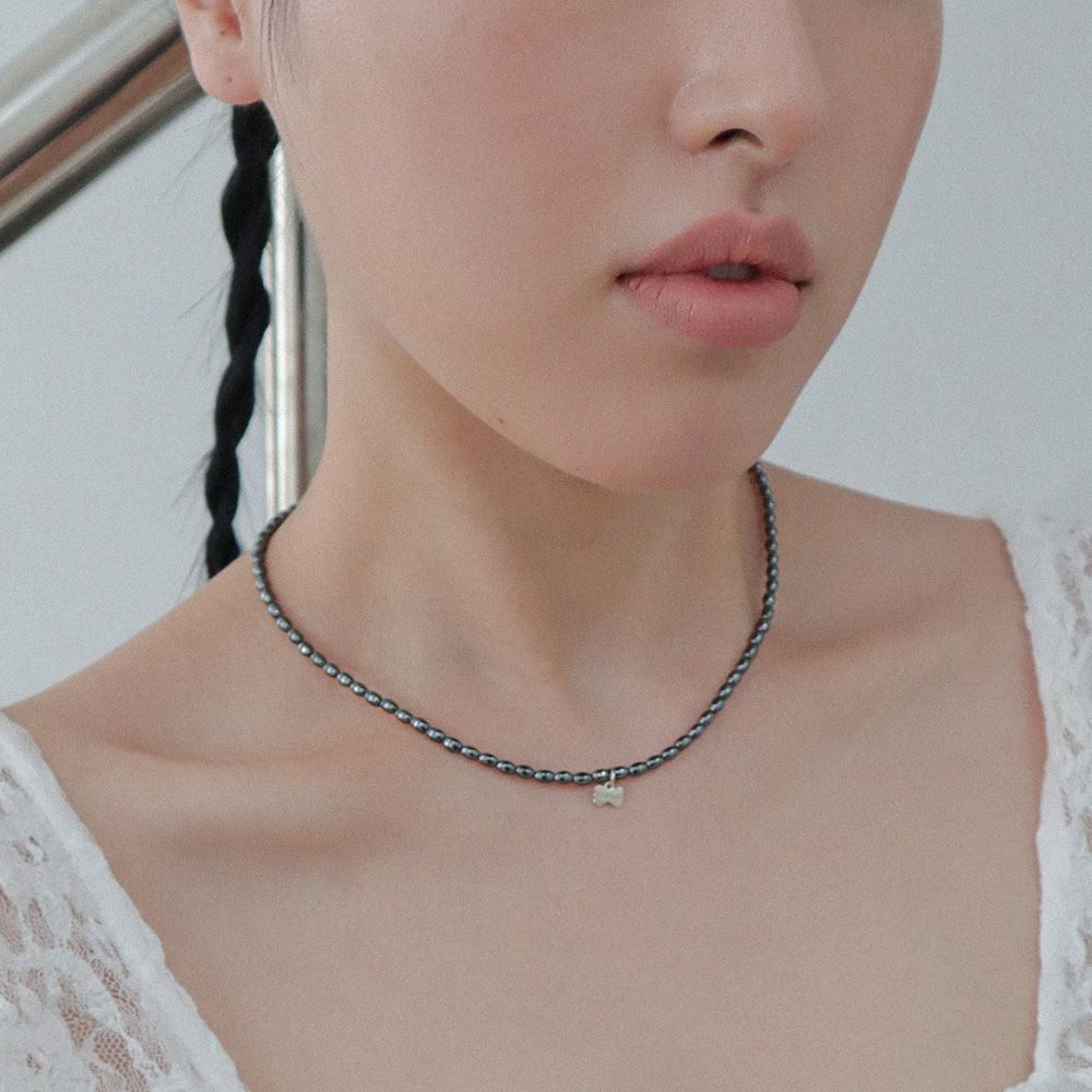 헤머타이트 보우 참 목걸이 Hematite Bow Charm Necklace - 상세 이미지 2