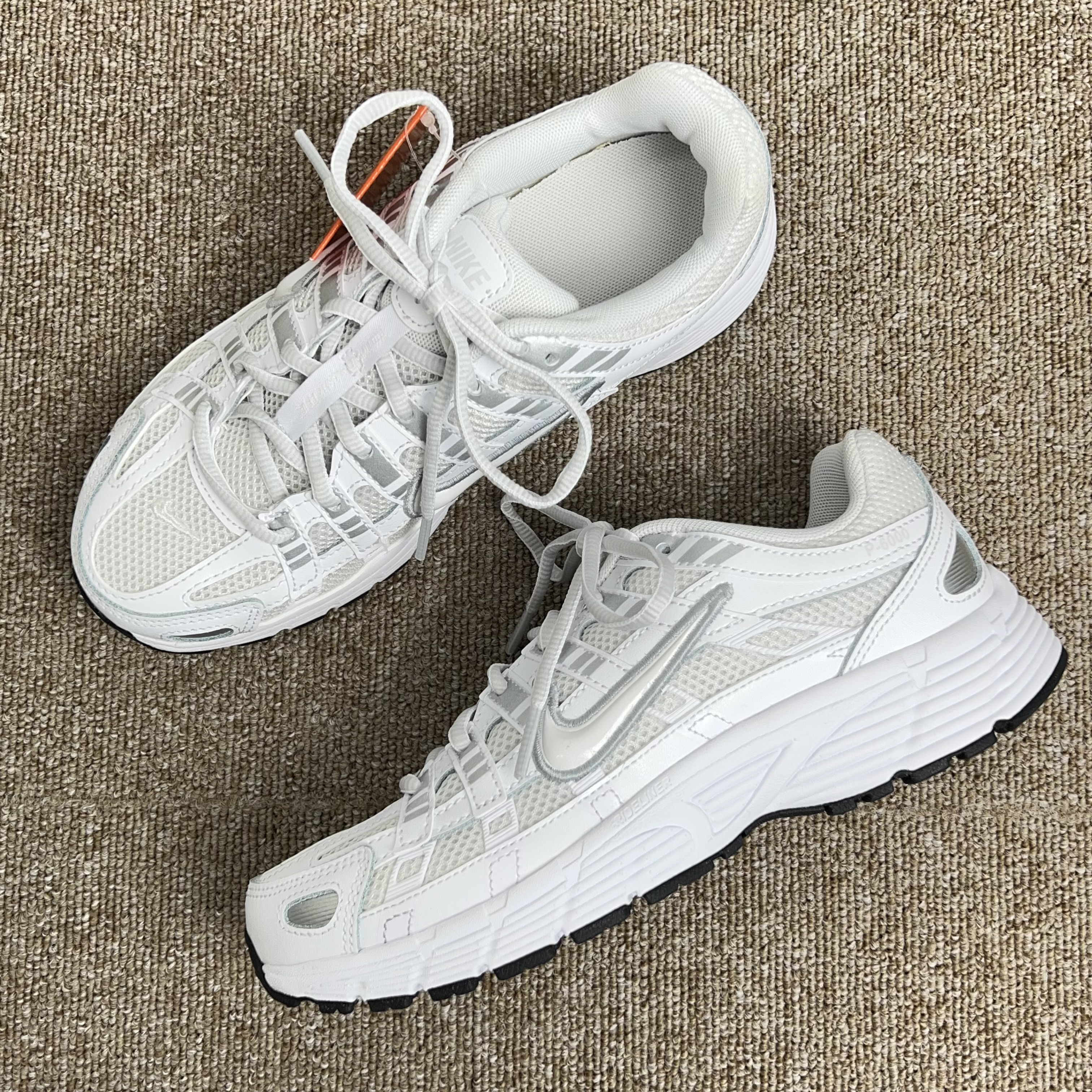 (국내매장판)나이키 P6000 커플 메탈릭 실버 화이트 운동화 P-6000