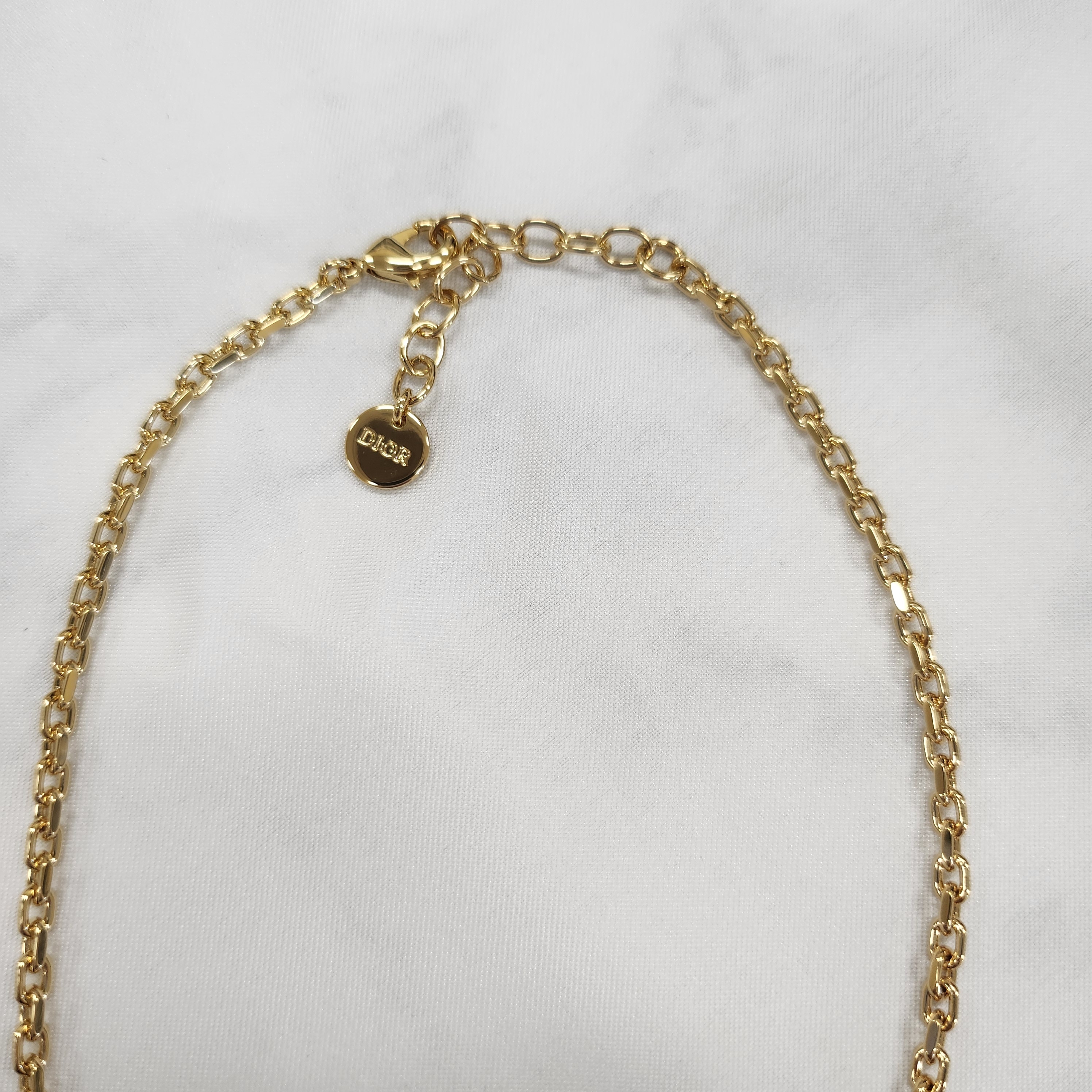디올 Petit CD 럭키 Charms 목걸이 골드 피니시 메탈 N3392WOMRS 01W - 상세 이미지 5